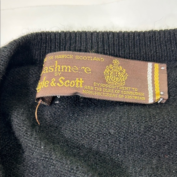 Lyle & Scott  cashmere  pullover color black  V-Neck Sweater - Picture 2 of 16